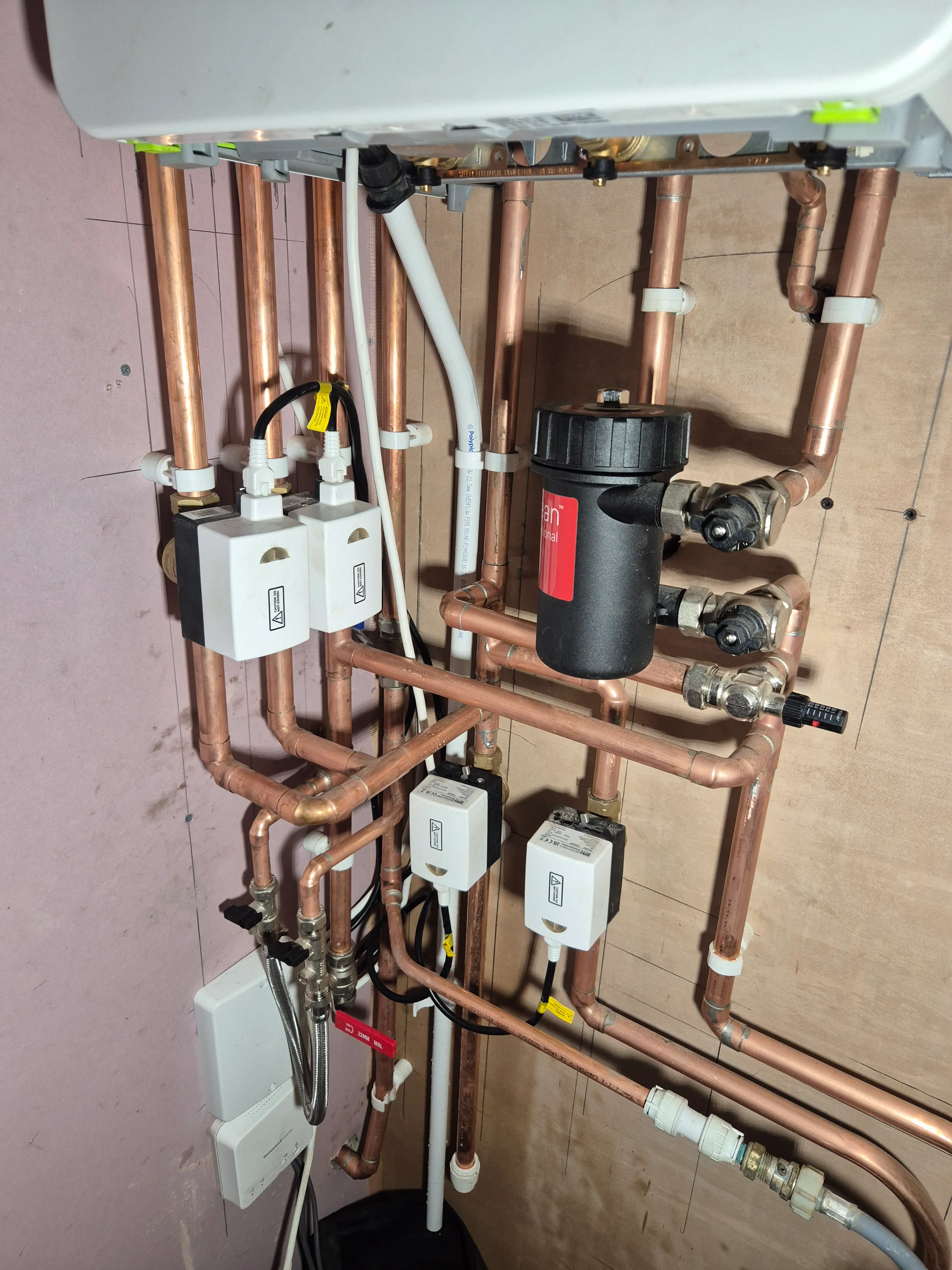 Multi-zone manifold with magnetic filter and zone valves