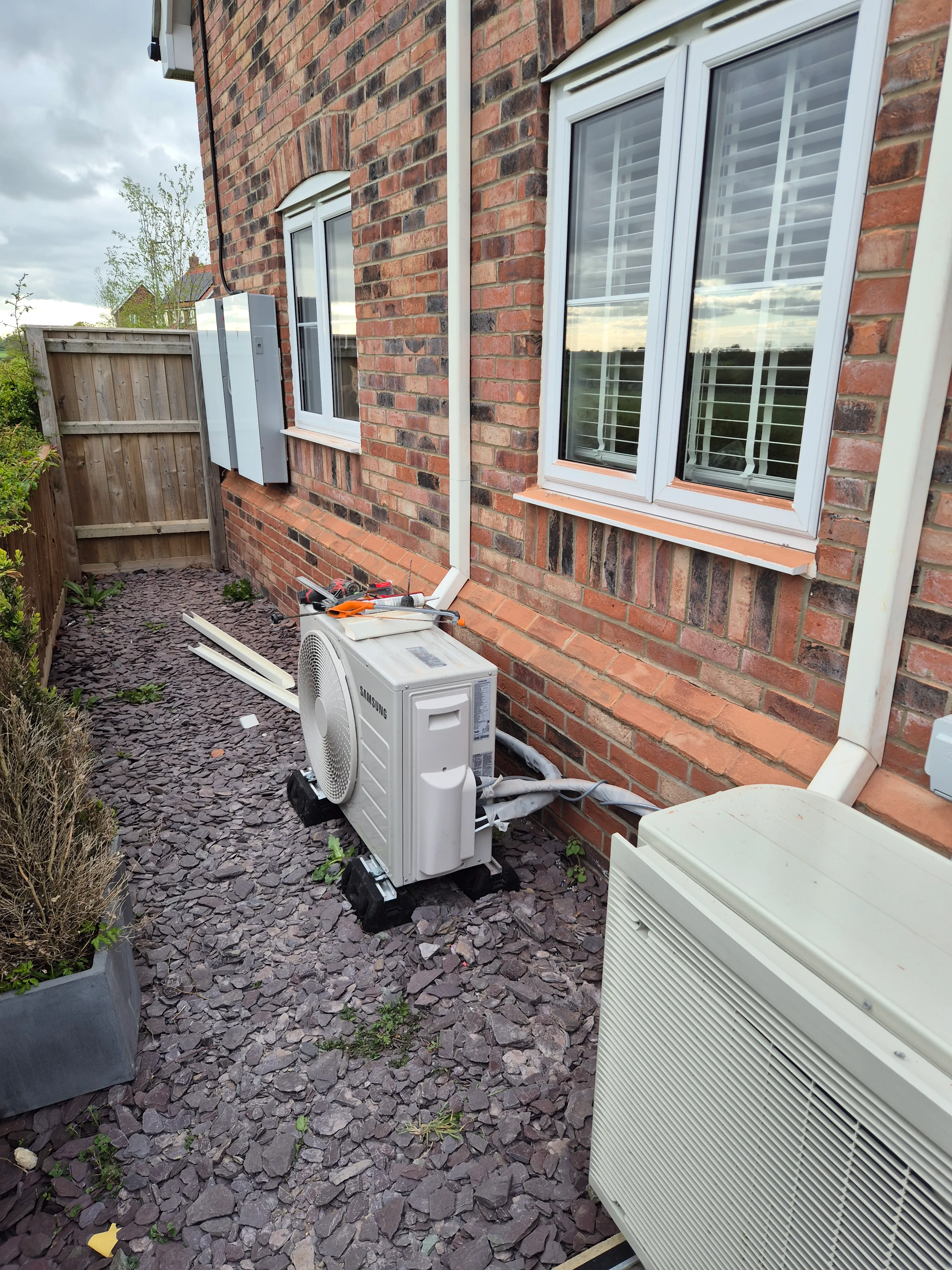 External condenser mounting location on the side of the house